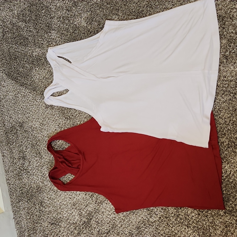 2 sleeveless tops size small